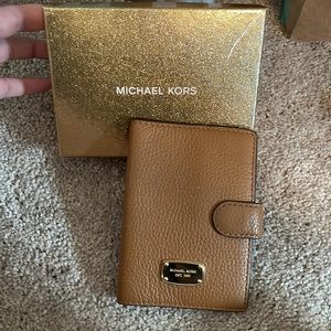 EUC Michael Kors Tan Luggage Passport Holder Travel Wallet w/ Glitter Gold Box
